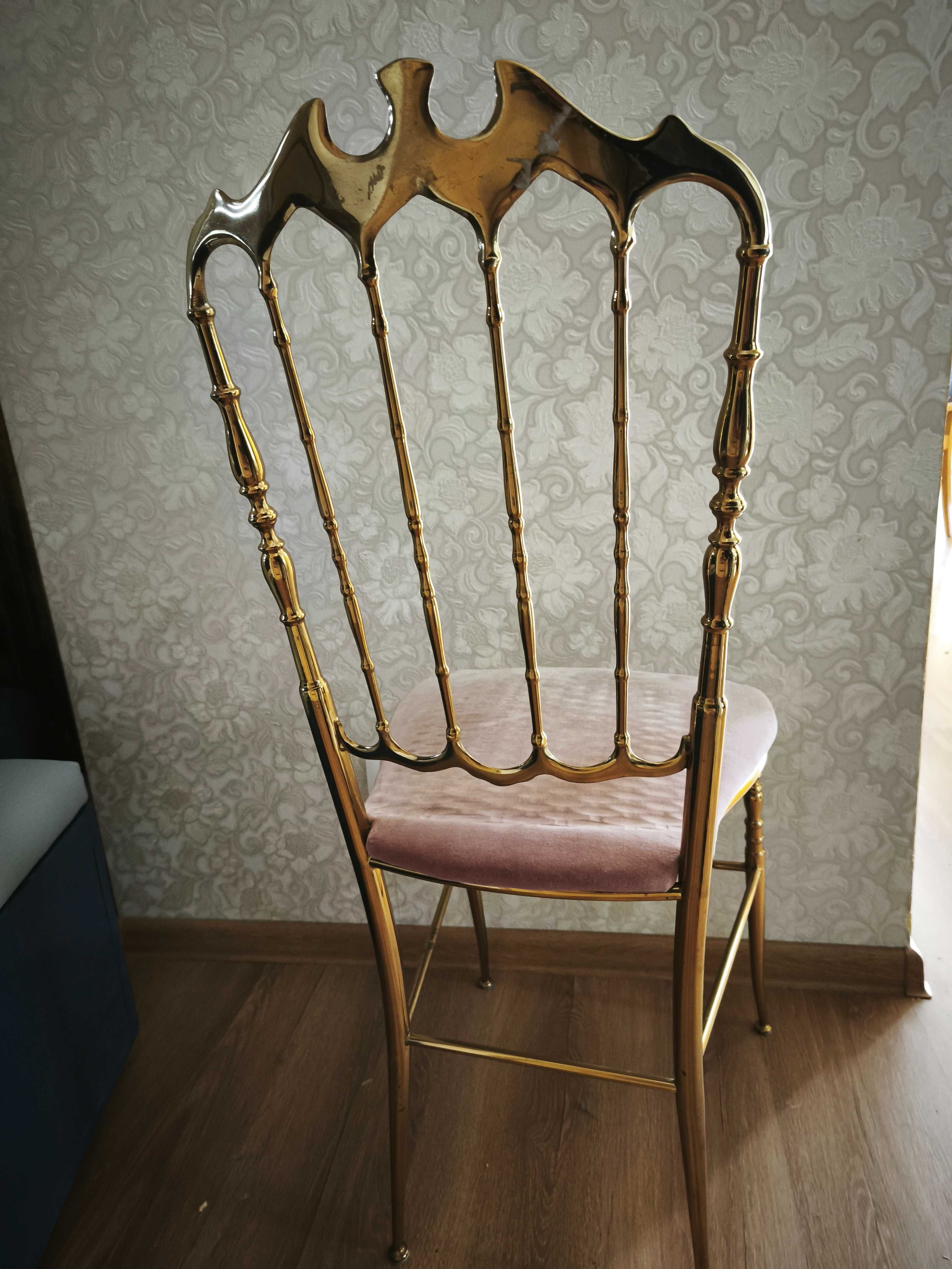 Eleganckie krzesło w stylu glamour złote wykończenie, różowe siedzisko