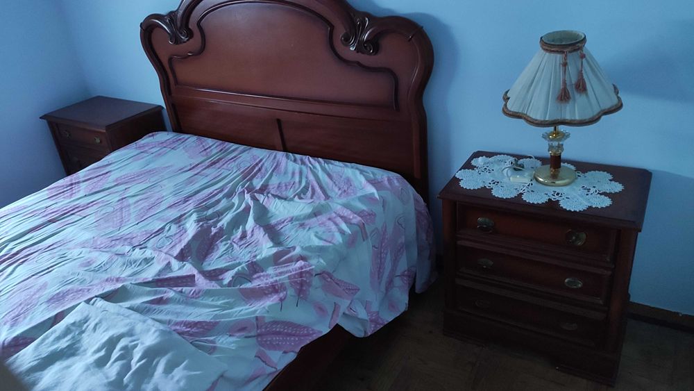 Cama com Mesas de Cabeçeira