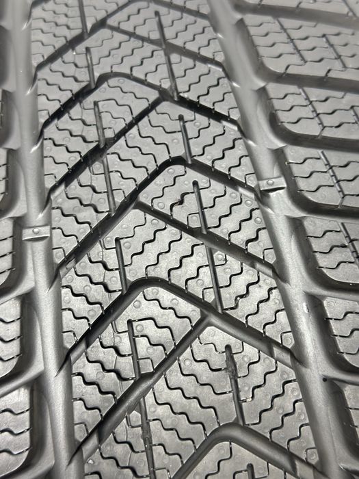 Зимові шини Pirelli Sottozero3 235/45 R18 94V