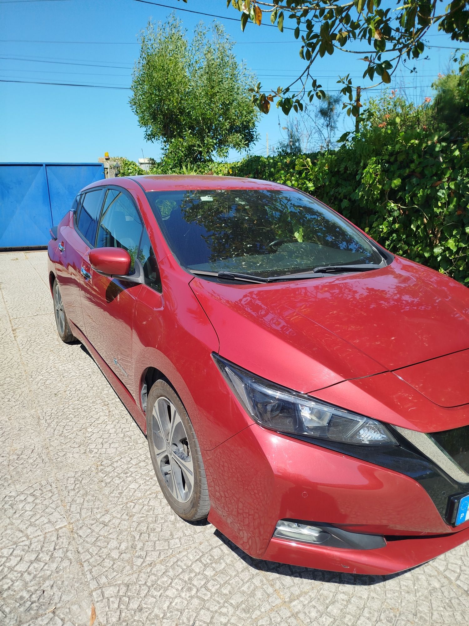 Nissan leaf vermelho