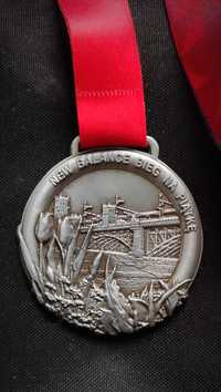 Piękny medal New Balance Bieg na Piątkę Półmaraton Warszawski 2024