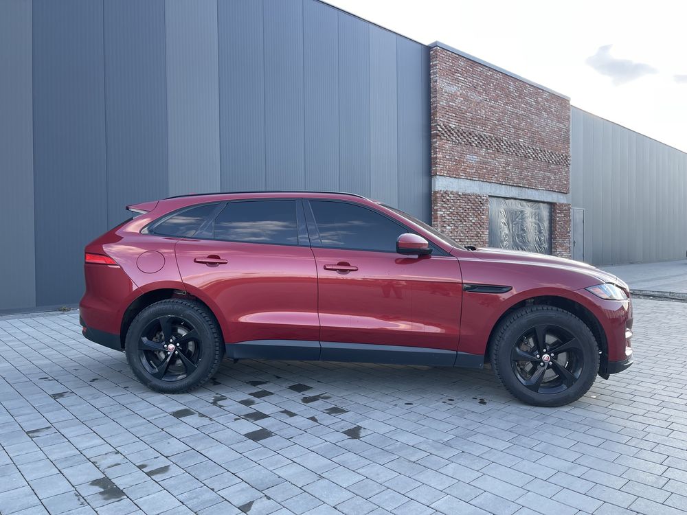 Автомобіль Jaguar F-Pace 2016