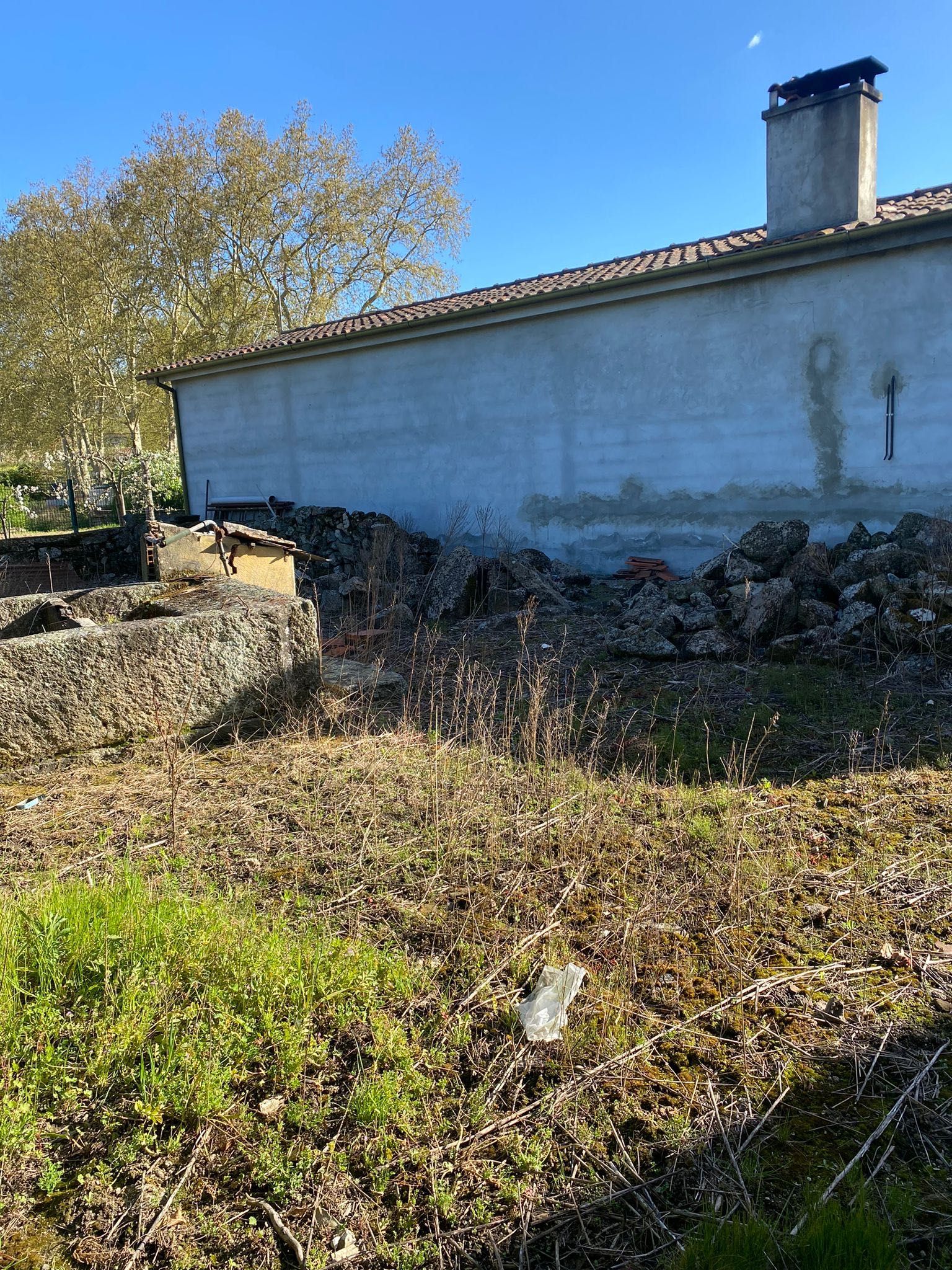 Quinta para reconstruir, com amplo terreno