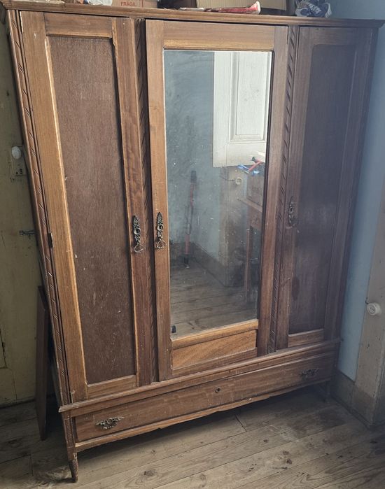 Guarda roupa (em madeira de castanho)