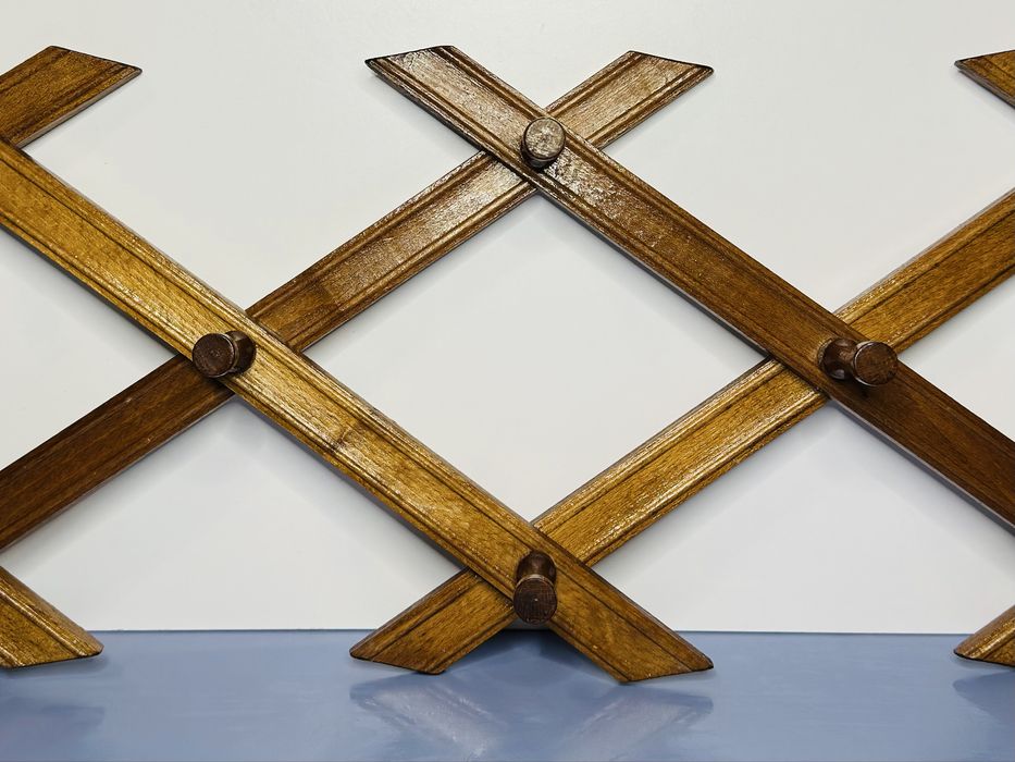 Розкладний деревʼяний вішак на стіну