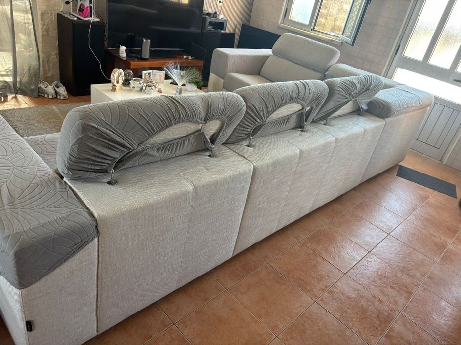 Sofá laskasas 5 lugares grande mais a mesa com gaveta