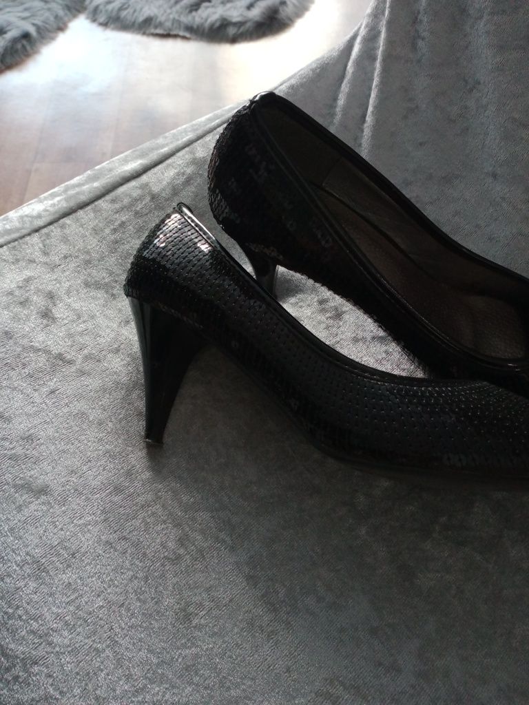 Czarne damskie buty na koreczku