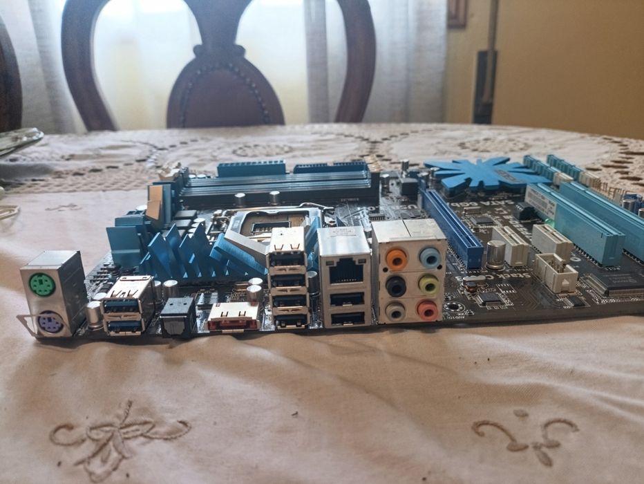 Placa mãe ASUS  P7P55D-E LX Intel P55 DDR3 SATA III ATXPlaca