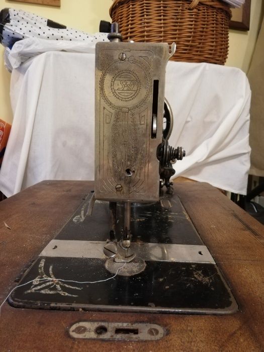 Maszyna do szycia marki Neumann wraz ze stolikiem vintage