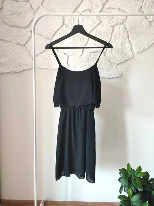 Czarna rozkloszowana sukienka letnia z falbanką boho