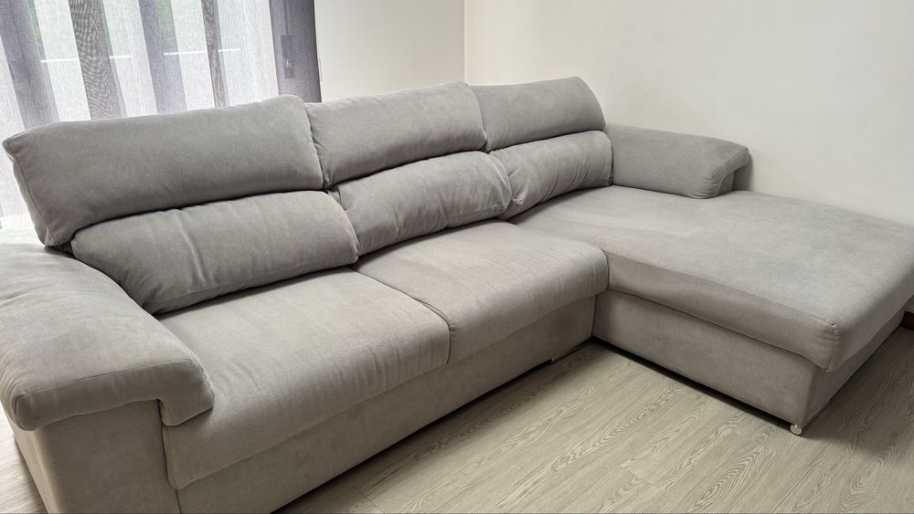 Sofa com chaise long cinza claro