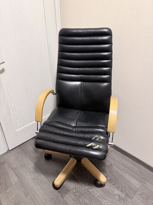 Кожанное черное кресло