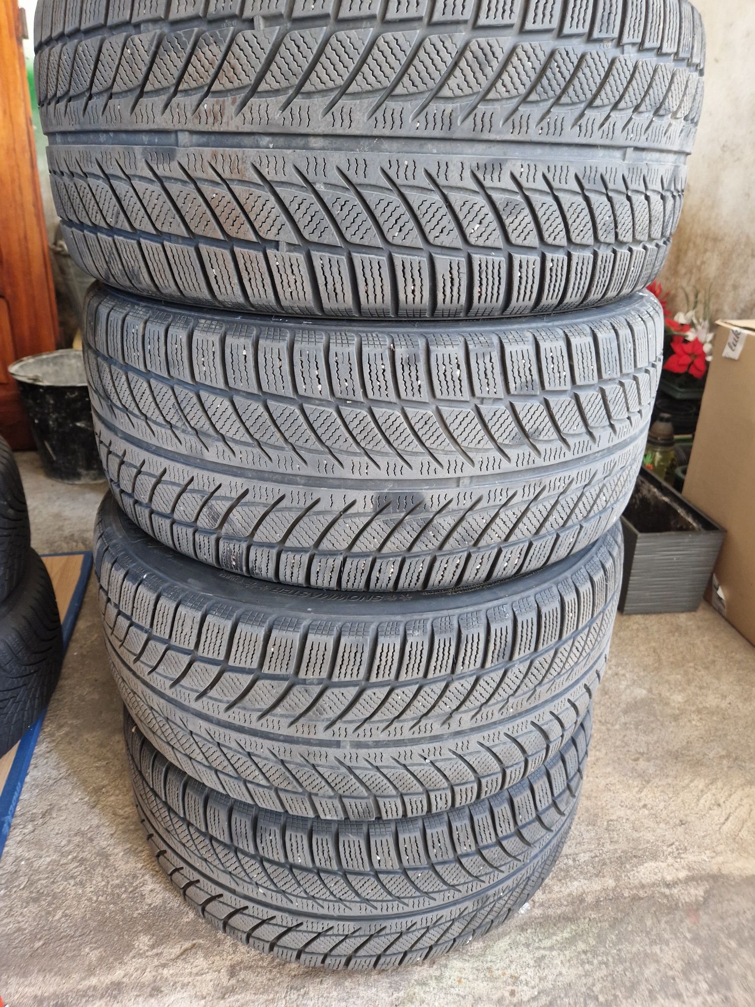 Opony zimowe goodride 235/40R18