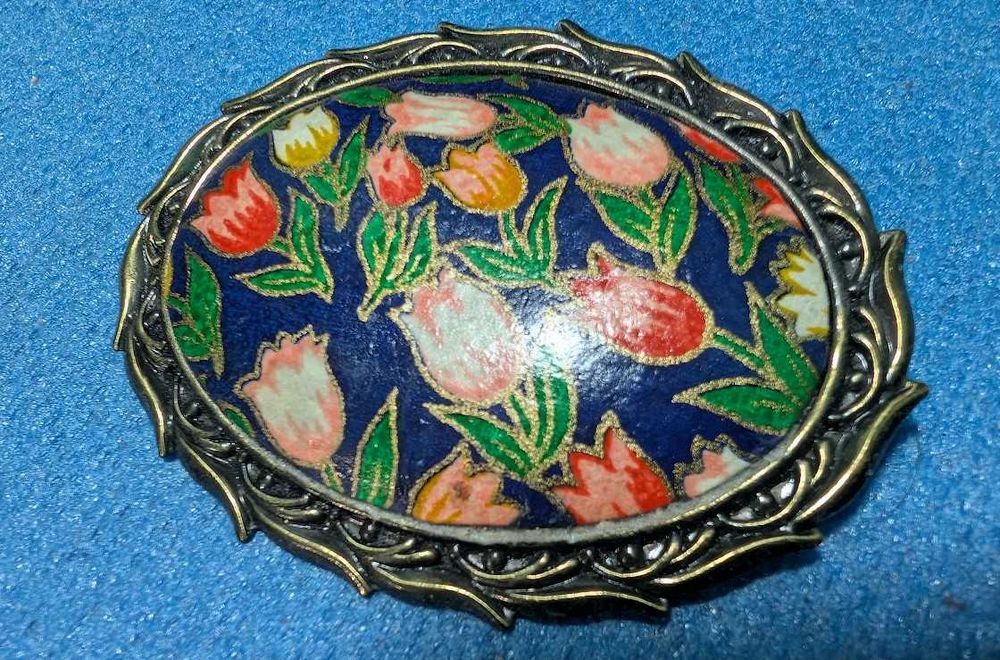 Брошь большая с цветочными мотивами 7.5 на 5.5 см