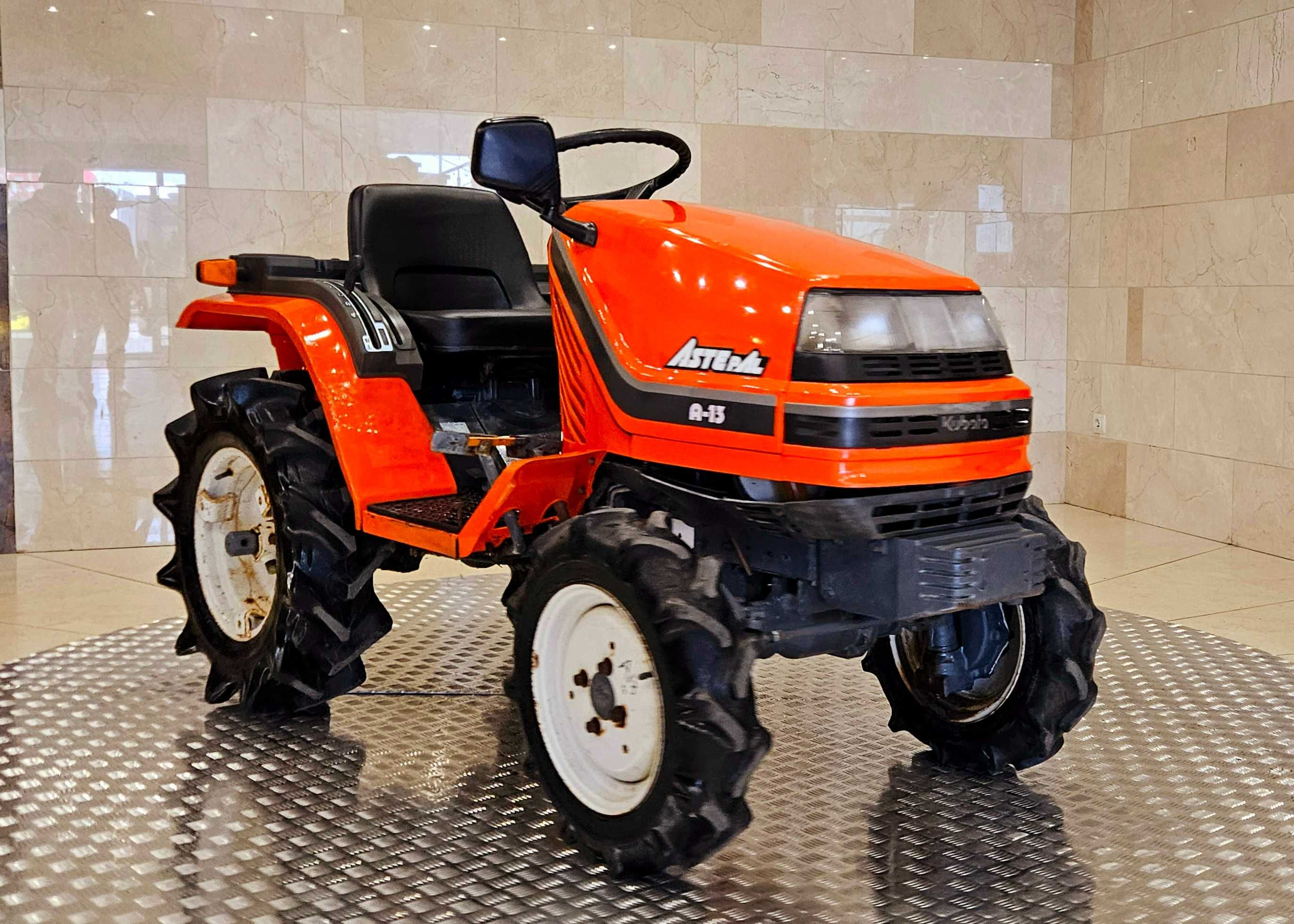 Kubota A-13 , 4X4 Traktorek Ogrodowy, sadowniczy JAPAN TRAK