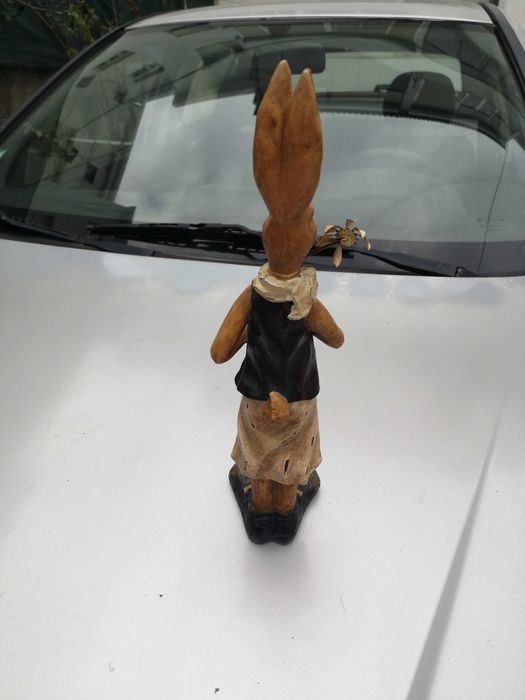 Estatueta com figura de coelho
