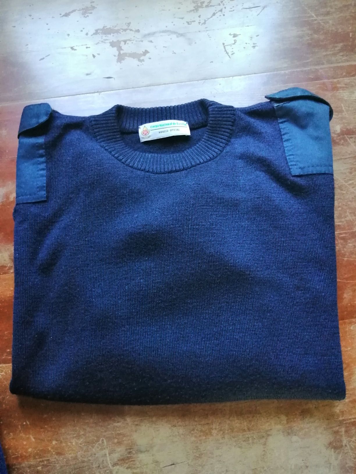 Escuteiros, sweet shirt e várias outras peças de farda.
