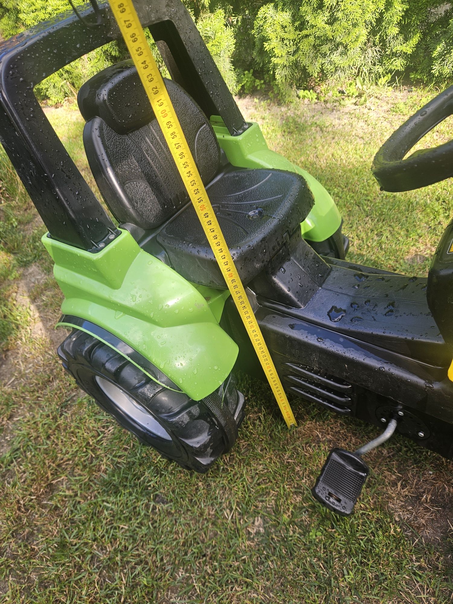 Traktor na  pedały Rolly Toys Deutz Fahr. 

Widoczny na zdjęciu pr