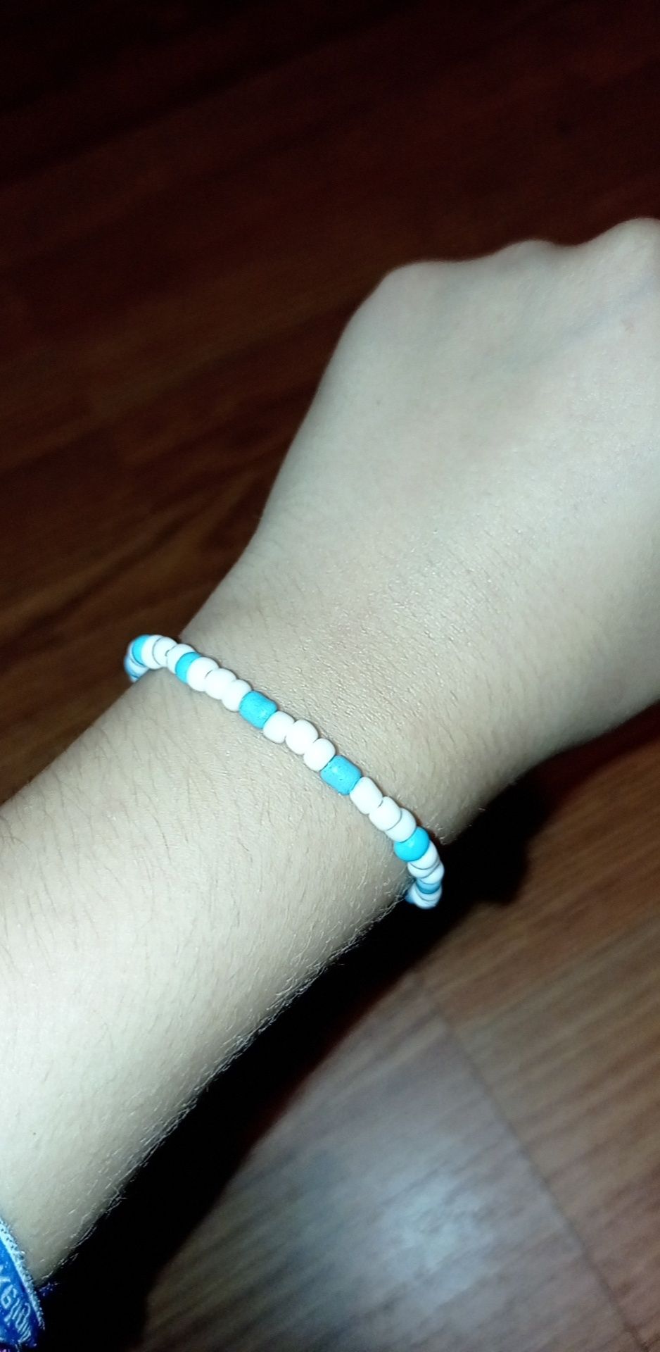 Pulseira azul e branca de missangas