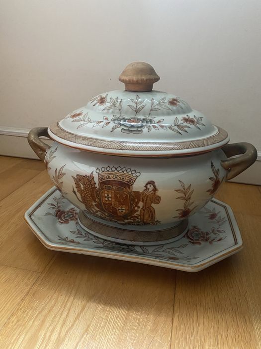 Terrina antiga em porcelana com brasão português