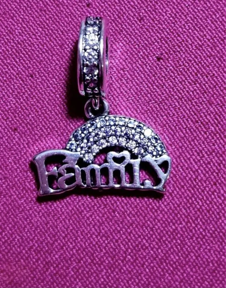 Charms srebro s925 napis Family i tęcza z cyrkoni