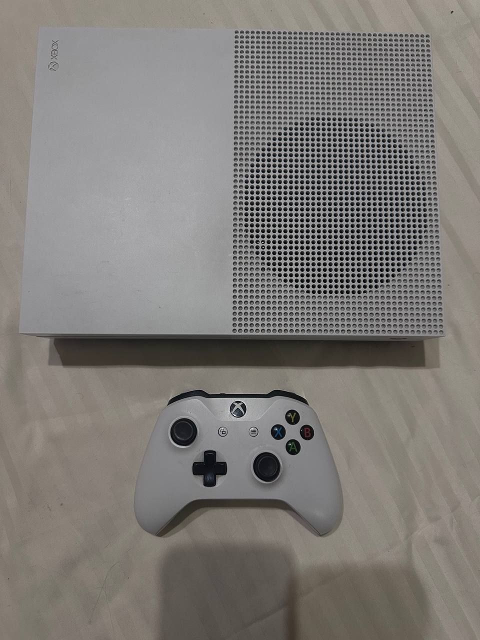 XBOX One S 1Tb з геймпадом