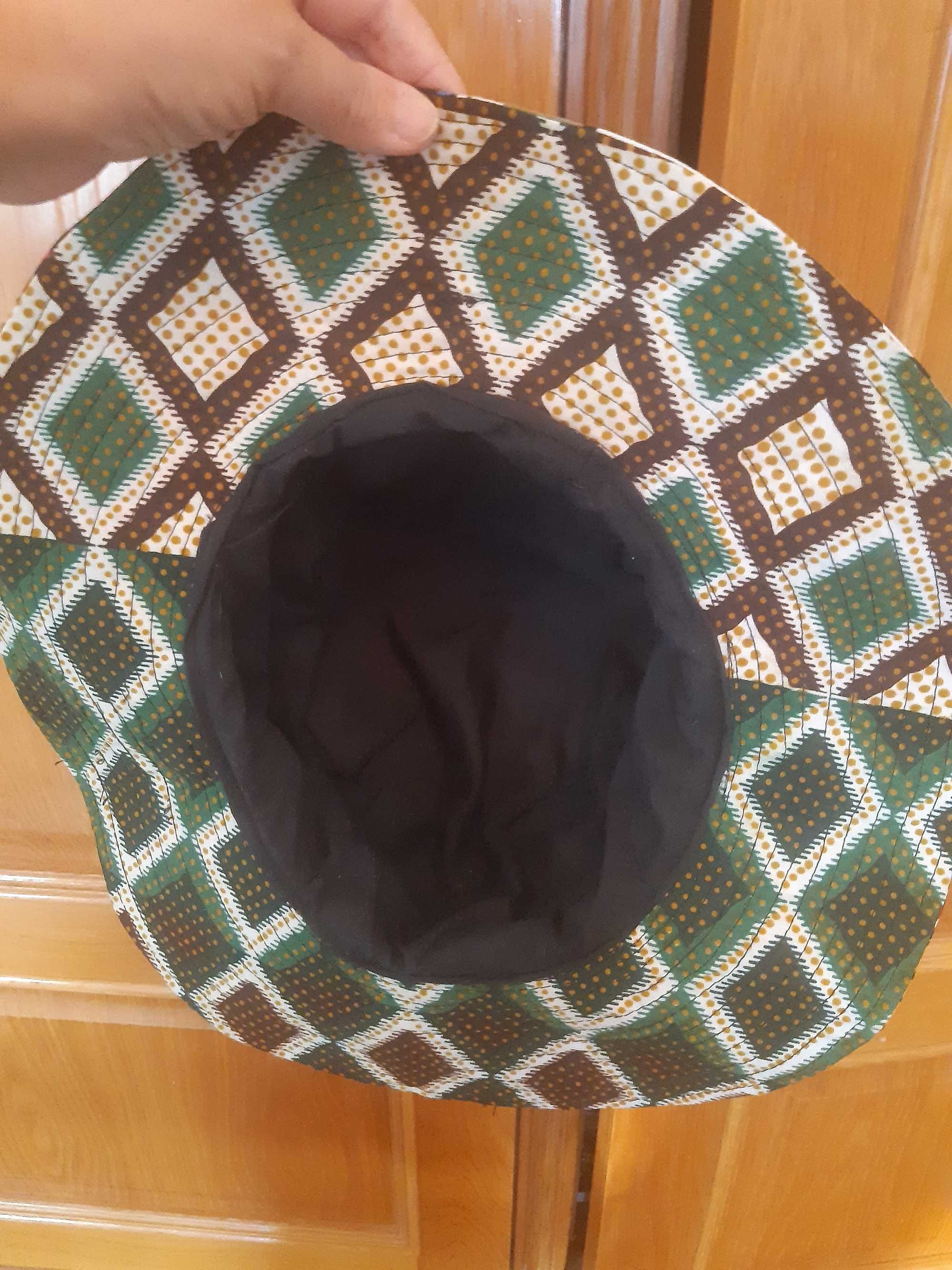 2 Chapéus e 1 boné, ideal para o verão, com padrões originais.