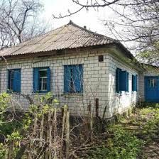 Будинок в селі за догляд.Бажано київська область.