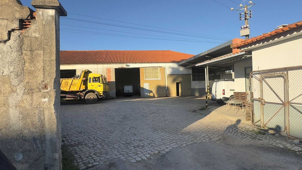 Arrenda-se oficina/ armazém