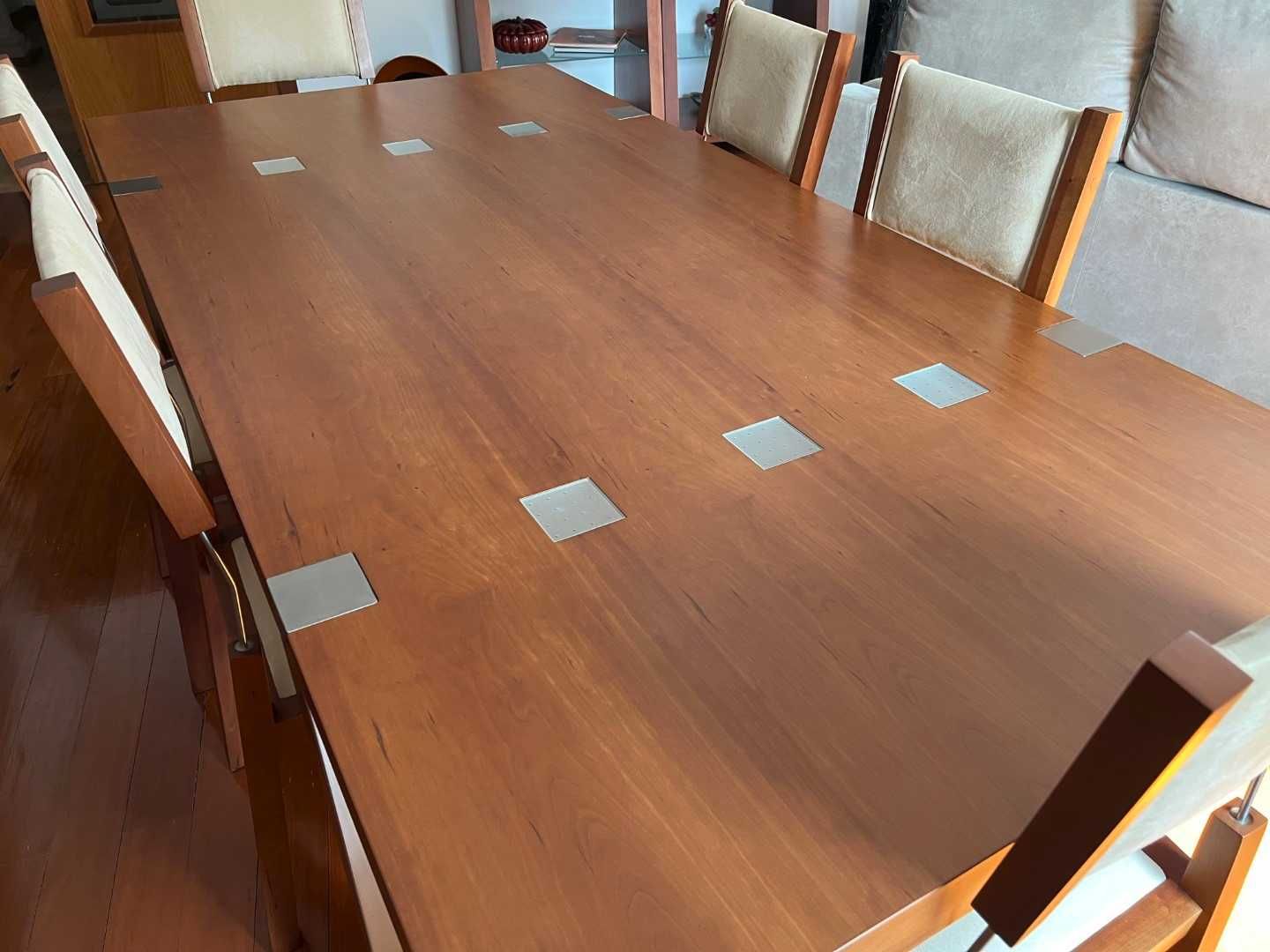 Mesa e cadeiras em madeira de cerejeira