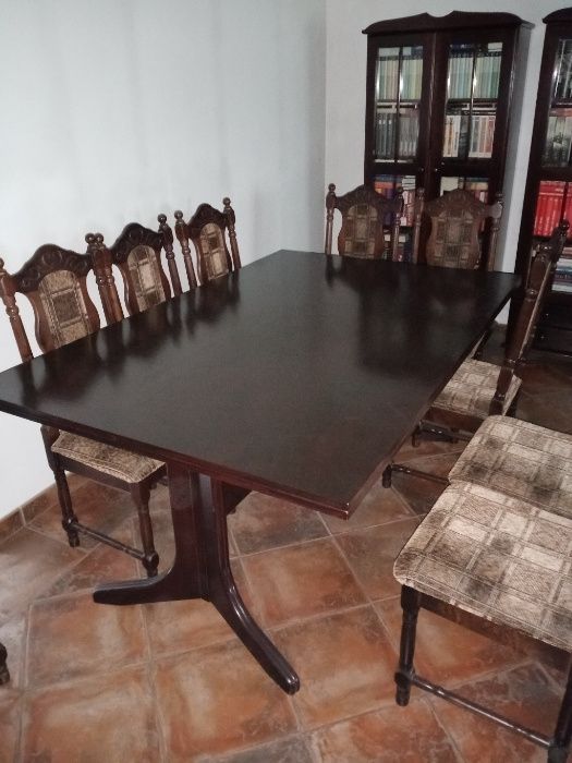 stół i 10 drewnianych krzeseł