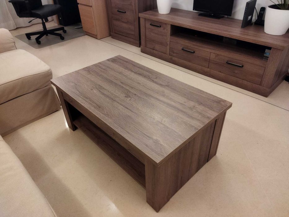 Móveis de sala com acabamento em carvalho e luzes LED's