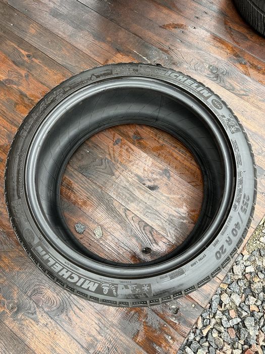 Продам зимову гуму(резину) Michelin 255/40/R20