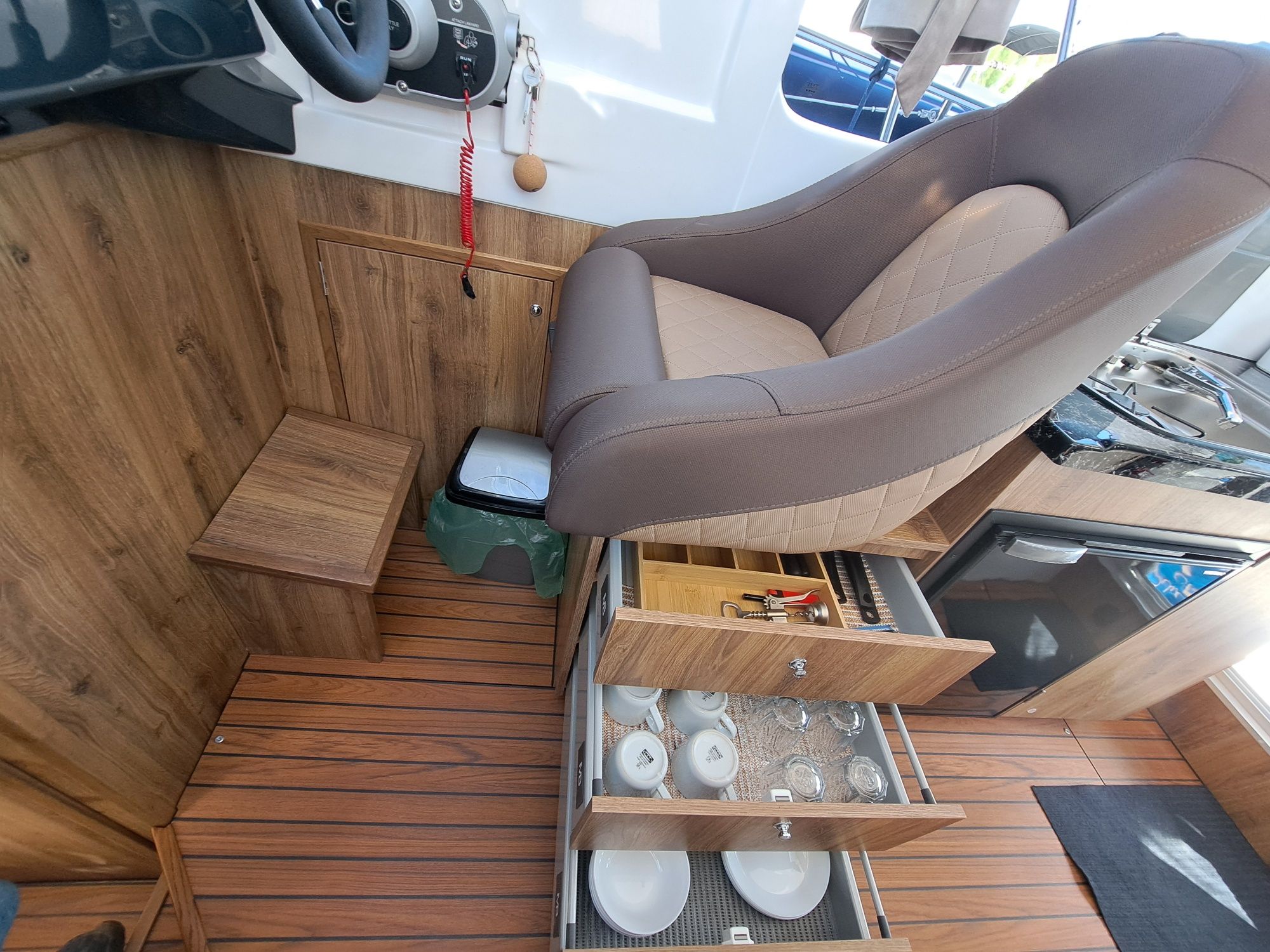 Czarter wynajem łodzi motorowej houseboat mazury bez patentu Quest 825