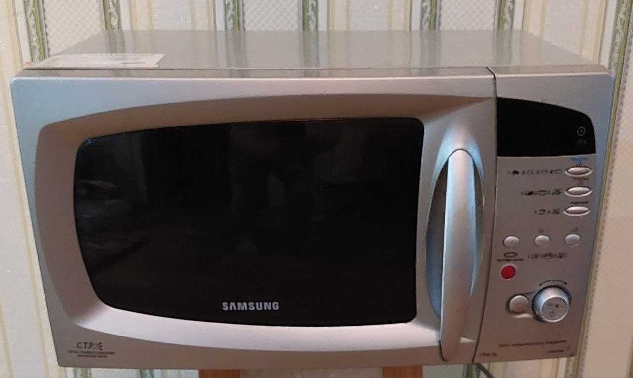 Продам микроволновку Samsung CE287DNR б/у.