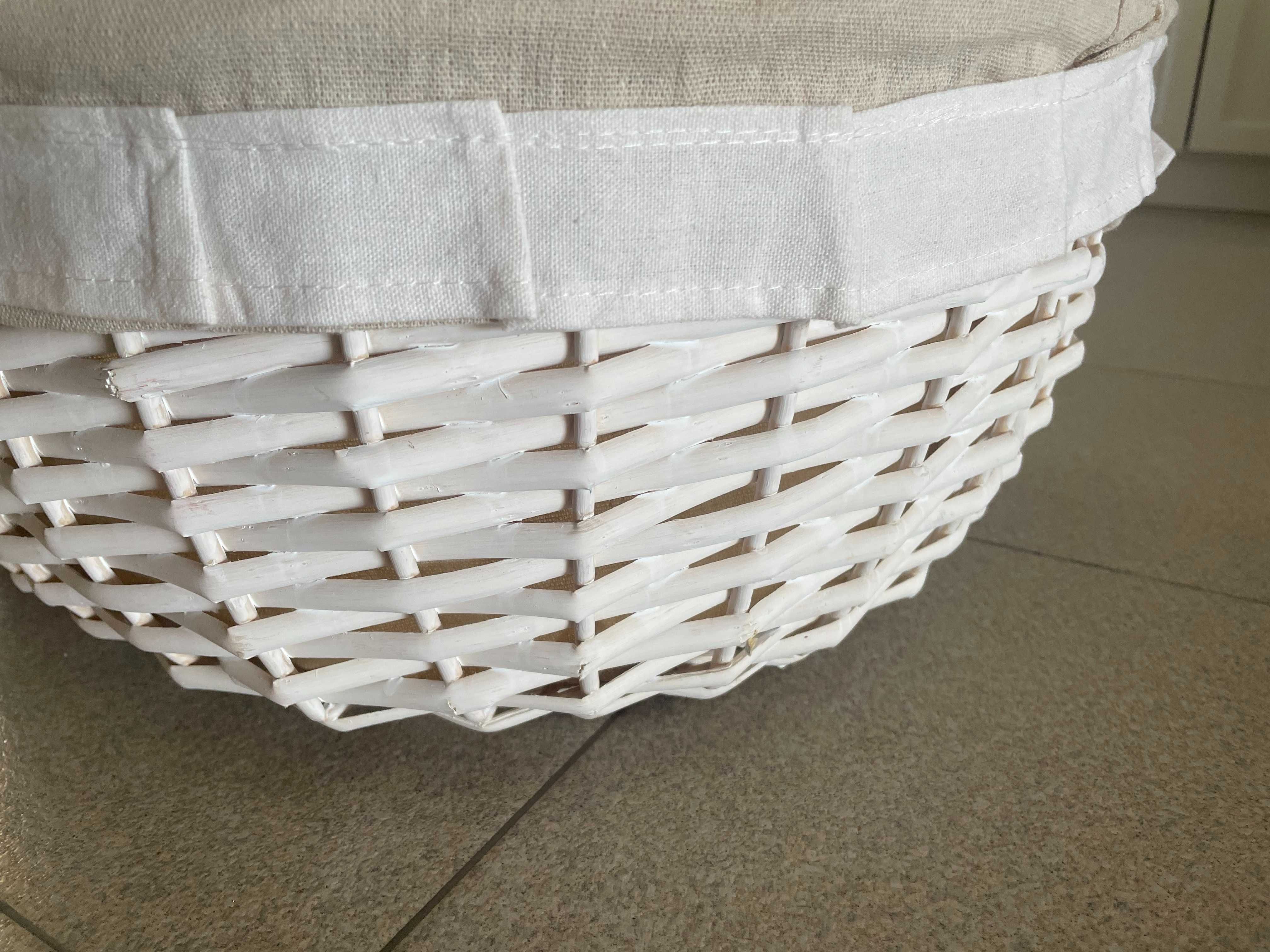 Cesta de vime branca com forro em tecido