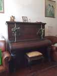 Piano antigo armado em madeira