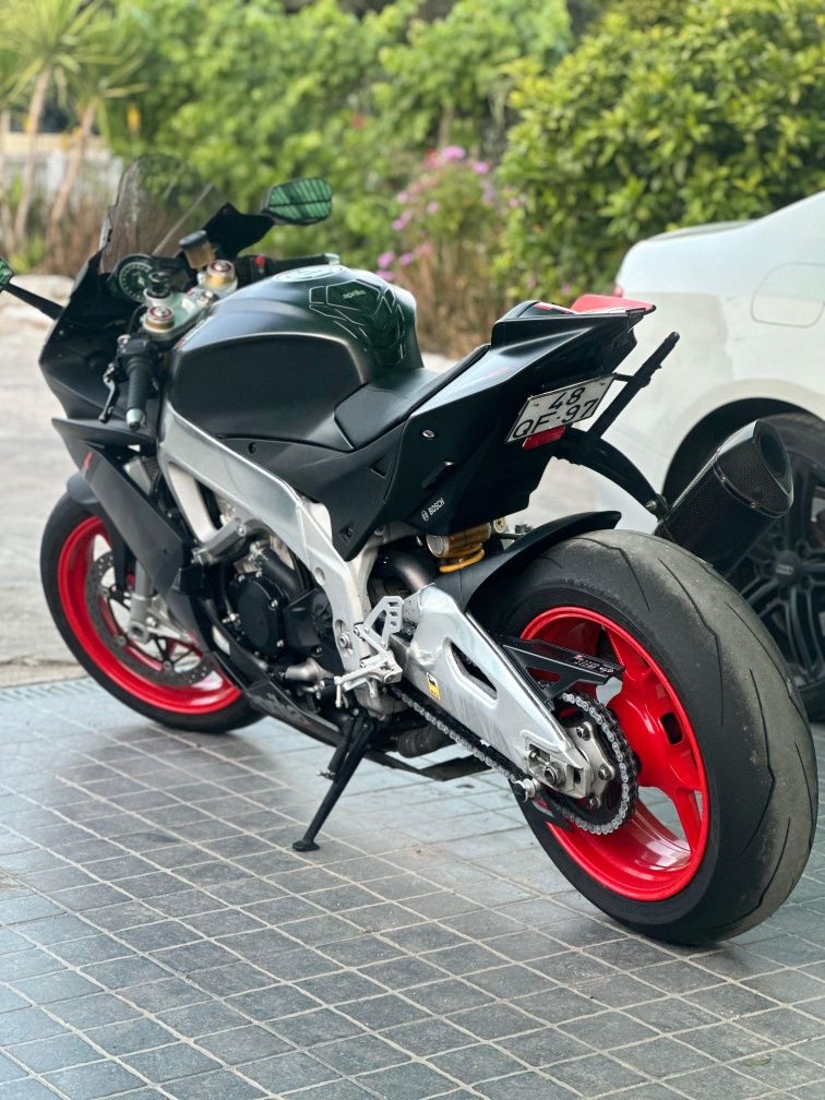 Aprilia RSV4 - 2016 | 25.000km | Akrapovic Titan. | Race ECU | Impecál