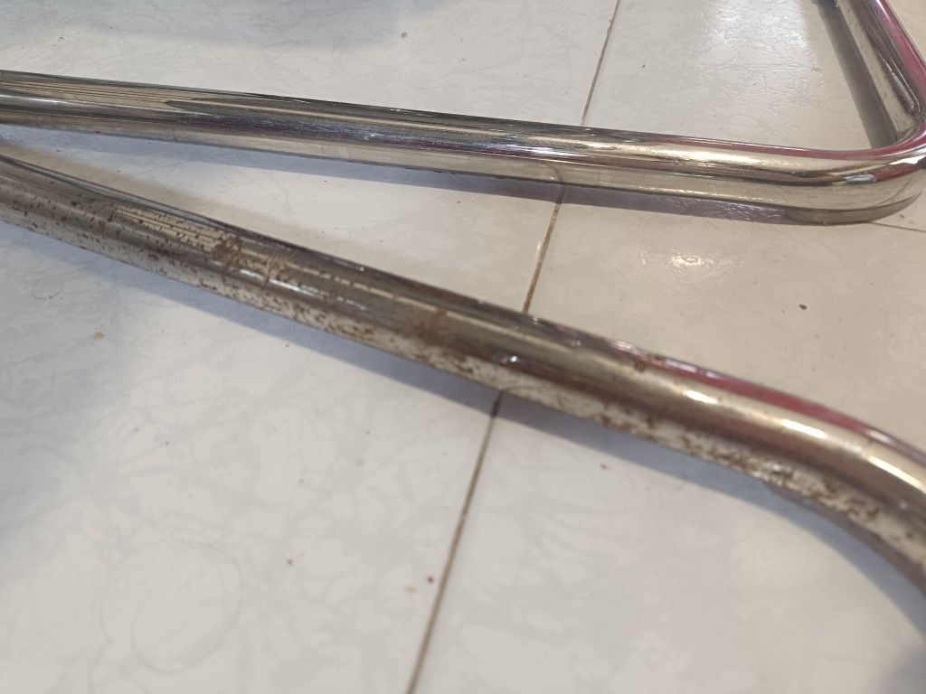 Mesa de vidro com estrutura metálica + 4 cadeiras acrílicas cinzentas