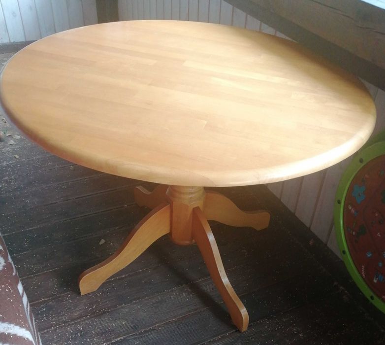 Okrągły stół z drewna egzotycznego