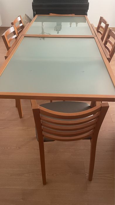 Mesa de jantar com seis cadeiras