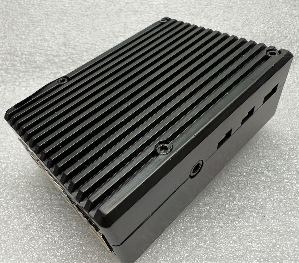 Raspberry Pi 4 wersja profesjonalna w obudowie aluminiowej.