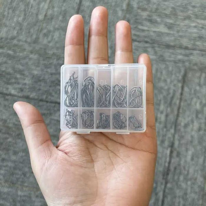 100 sztuk sportowych haczyków w pudełku na sprzęt wędkarski