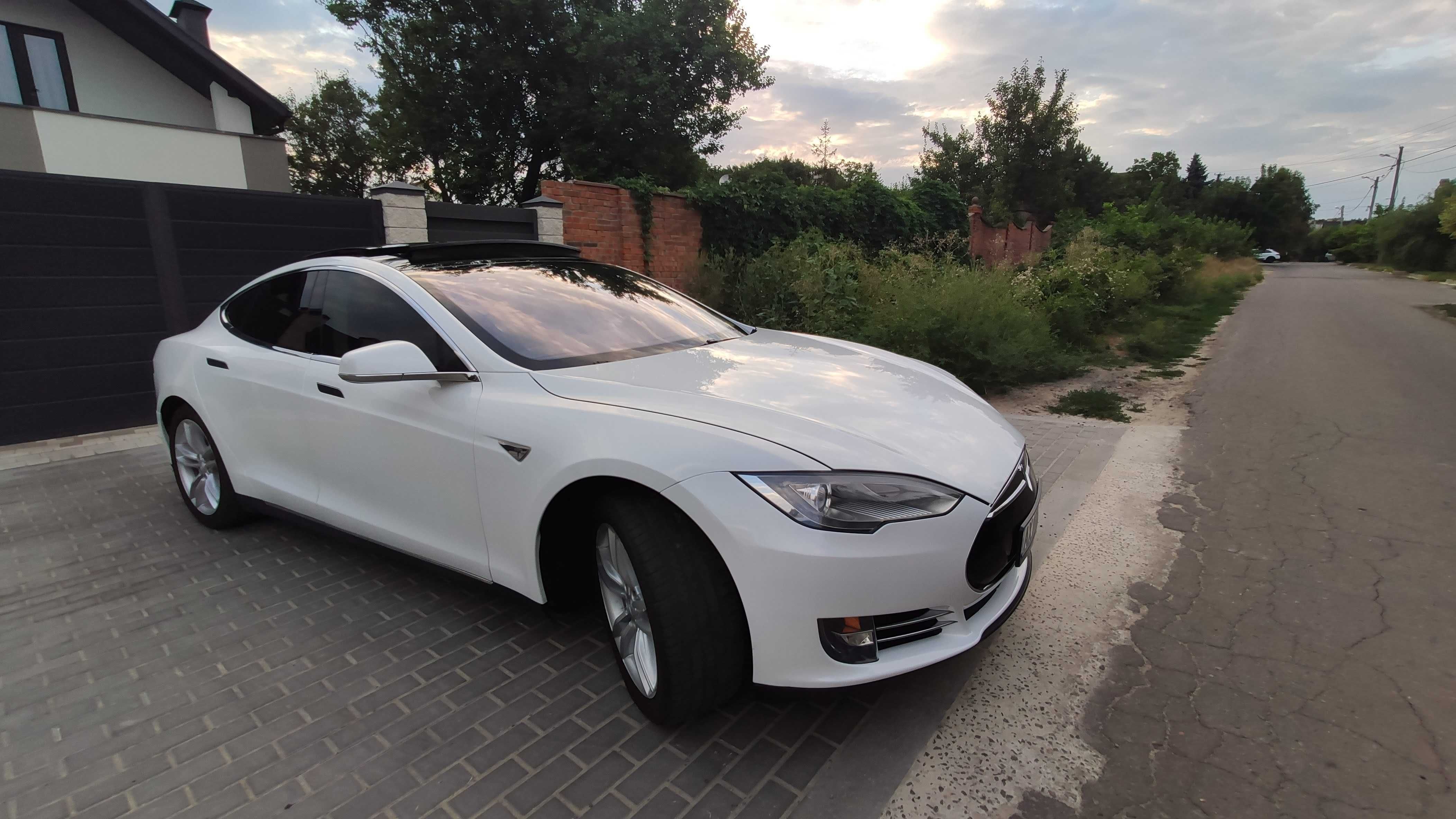 Tesla Model S 2014