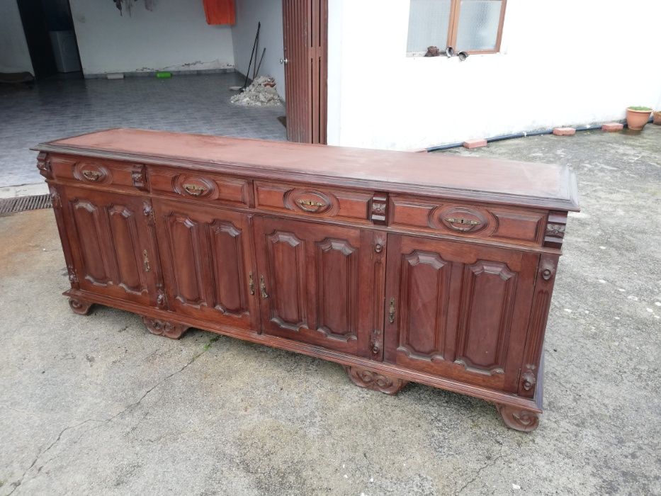 Armário de Madeira / Mesas