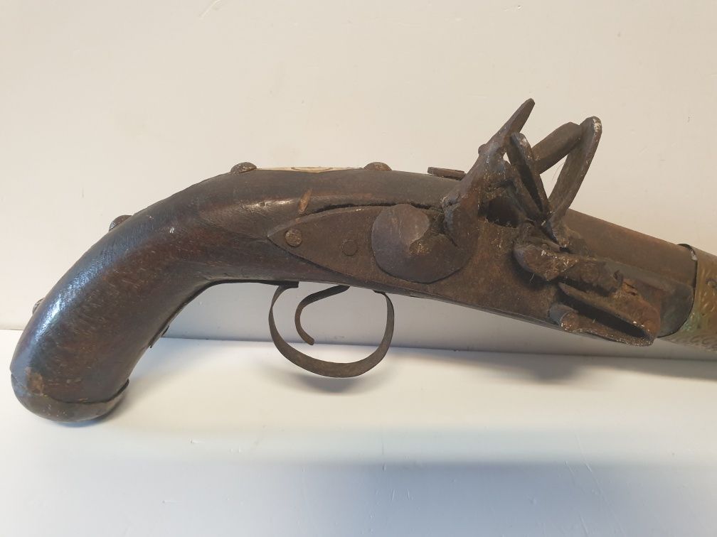 Para decoração: réplica de antiga pistola em madeira com embutidos