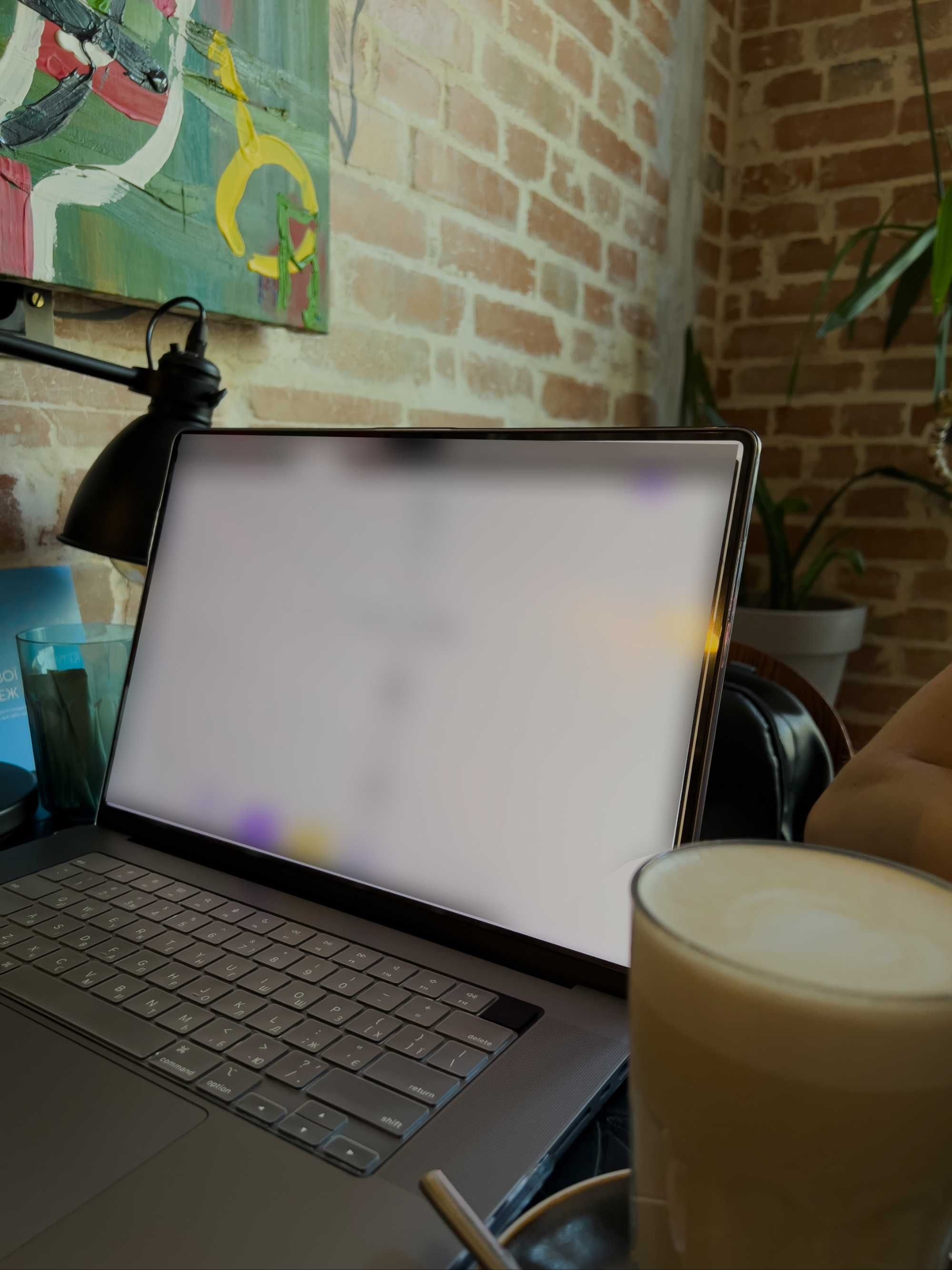 Ноутбук MacBook Pro 15"  Retina with Touch Bar 256GB. Вживаний.