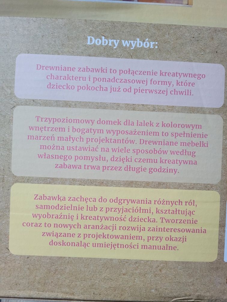 Drewniany domek dla lalek z akcesoriami na prezent