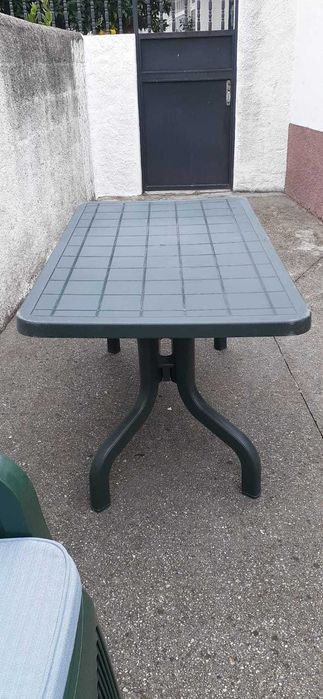 Mesa e cadeiras de jardim