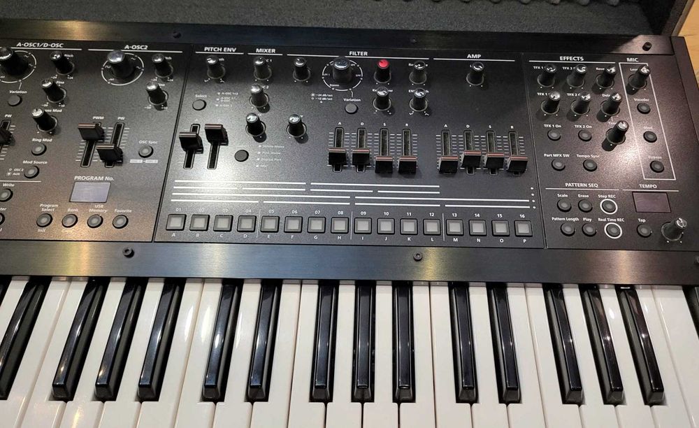 Roland JD-XA com flight case e overlays preto mate